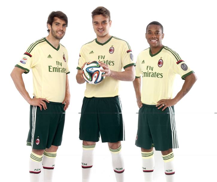 I brasiliani Kak, Gabriel e Robinho con la terza maglia che ricorda un po&#39; l&#39;oro della divisa della Seleao. Verr indossata per la prima volta domenica a Bergamo. Buzzi